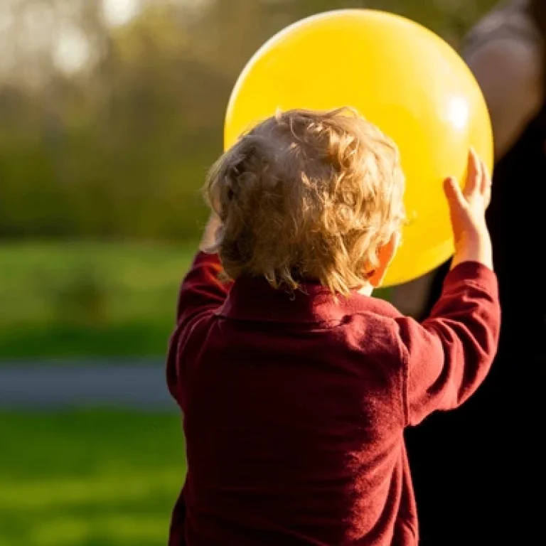 little-boy-runs-toward-his-600nw-2600986687